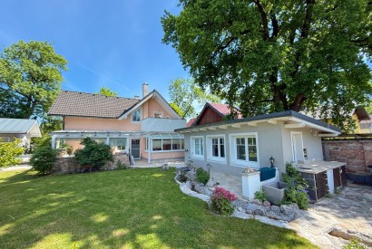 Familientraum mit Pool und Doppelgarage!